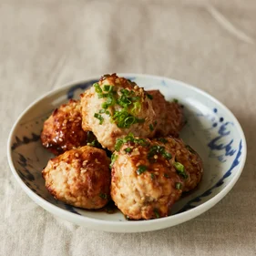 焼き鳥の甘辛つくねの盛り付け例
